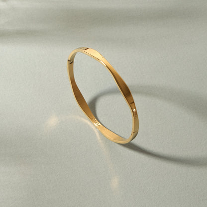 Wavy Bangle